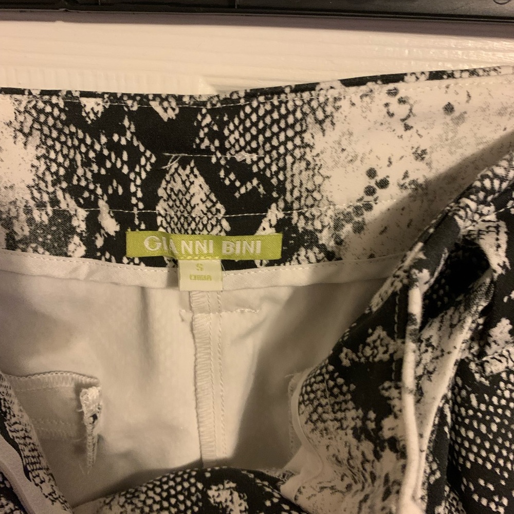 SOLD Gianni Bini Small Black/White Snake Print - Picture 5 of 7